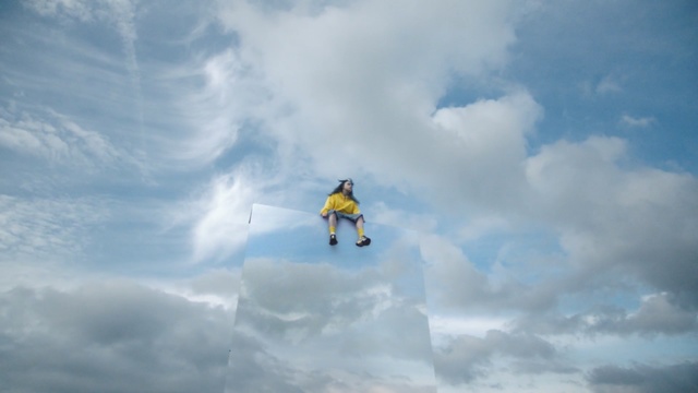 Video Reference N1: Sky, Cloud, Daytime, Geological phenomenon, Extreme sport, Atmosphere, Cumulus, Recreation, Meteorological phenomenon, Snow