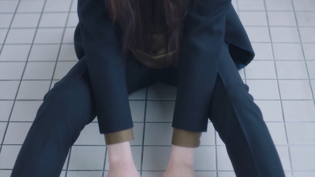 Video Reference N7: Black, Clothing, Leg, Jeans, Outerwear, Suit, Snapshot, Blazer, Human leg, Tights, Person