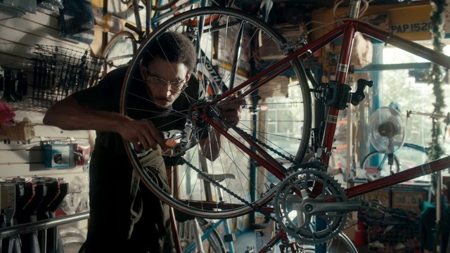 Video Reference N0: Bicycle wheel, Bicycle part, Spoke, Bicycle tire, Road bicycle, Wheel, Vehicle, Bicycle drivetrain part, Bicycle frame, Bicycle fork