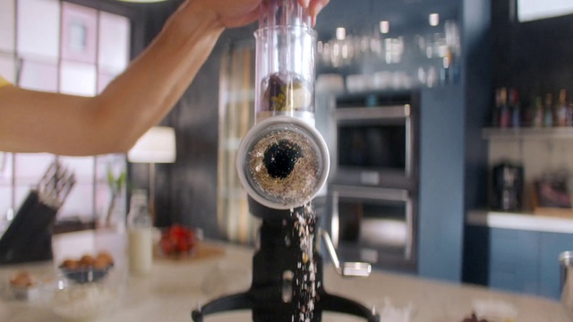Video Reference N4: Small appliance, Brass instrument