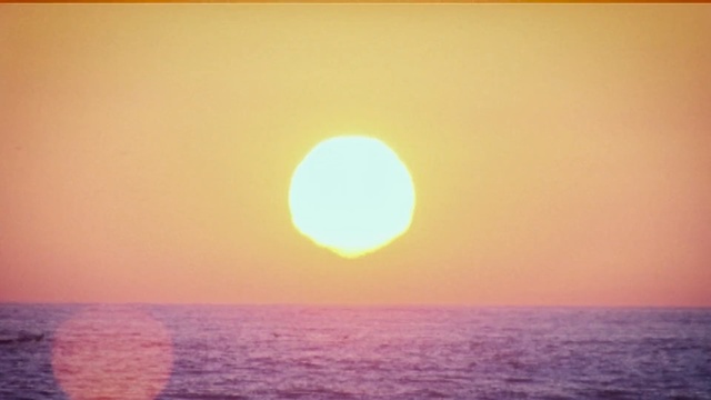 Video Reference N0: horizon, sun, sky, sunrise, atmosphere, daytime, afterglow, sea, calm, sunlight