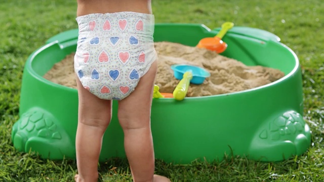 Video Reference N1: Play, Leg, Child, Grass, Human leg, Thigh, Fun, Toddler, Pattern, Diaper, Person