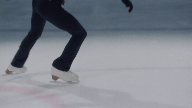 Video Reference N1: Figure skate, Skating, Ice skating, Ice skate, Ice rink, Recreation, Figure skating, Leg, Axel jump, Individual sports