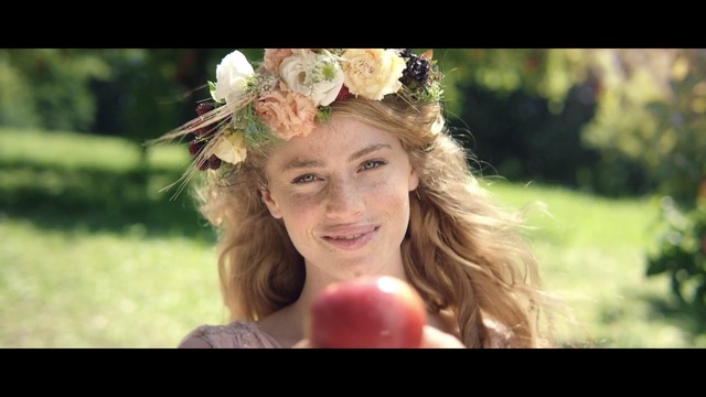 Video Reference N1: Hair, Facial expression, Blond, Beauty, Headpiece, Hair accessory, Lady, Hairstyle, Smile, Lip, Person