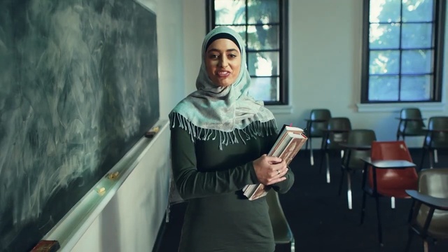 Video Reference N1: woman, muslim, board, book, student, class, Person