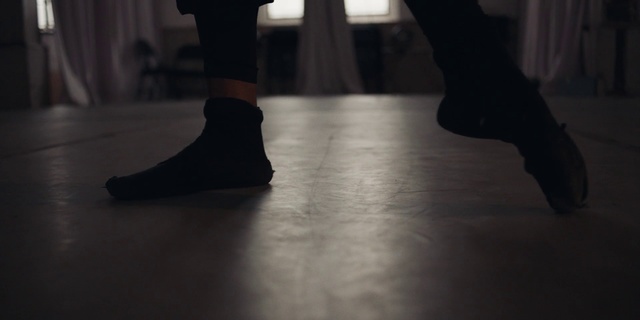 Video Reference N0: Footwear, Black, Human leg, Shoe, Leg, Ankle, Floor, Joint, Brown, Dance