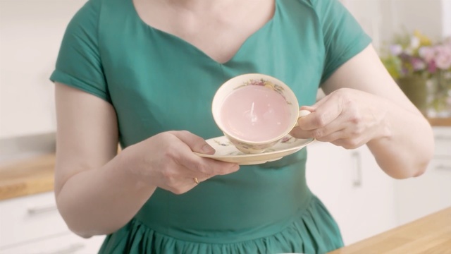 Video Reference N0: Skin, Pink, Hand, Muscle, Balloon, Tableware