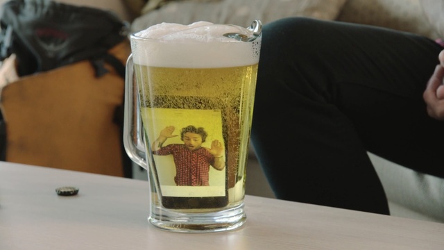 Video Reference N0: drink, beer, beer glass, alcoholic beverage, pint glass, pint us, beer cocktail, glass, Person
