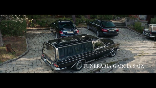 Video Reference N0: Land vehicle, Vehicle, Car, Full-size car, Classic car, Automotive exterior, Mercedes-benz, Jeep wagoneer, Family car