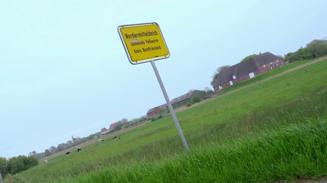 Video Reference N0: Grassland, Land lot, Road, Field, Pasture, Sign, Signage, Natural environment, Grass, Prairie