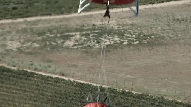 Video Reference N2: Radio-controlled helicopter, Helicopter, Rotorcraft, Radio-controlled toy, Land lot, Soil, Grass, Net, Sport venue, Vehicle