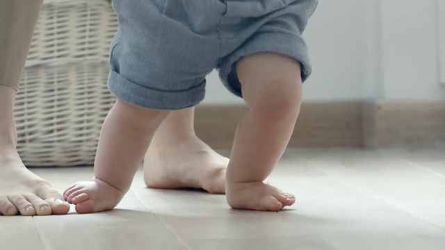 Video Reference N2: Leg, Foot, Human leg, Sole, Floor, Ankle, Toe, Barefoot, Child, Joint