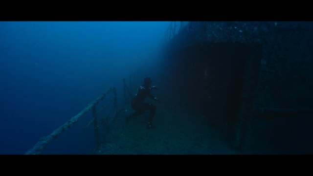 Video Reference N11: underwater diving, water, underwater, scuba diving, atmosphere, freediving, shipwreck, sea, darkness, screenshot