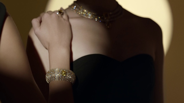 Video Reference N16: Black, Shoulder, Yellow, Dress, Jewellery, Fashion accessory, Hand, Arm, Joint, Bracelet