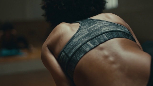 Video Reference N6: Shoulder, Skin, Back, Arm, Joint, Muscle, Leg, Elbow, Human leg, Black hair