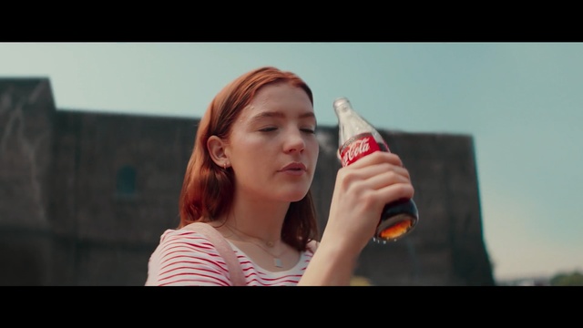 Video Reference N1: Lip, Coca-cola, Cola, Drink, Carbonated soft drinks, Drinking, Soft drink, Person