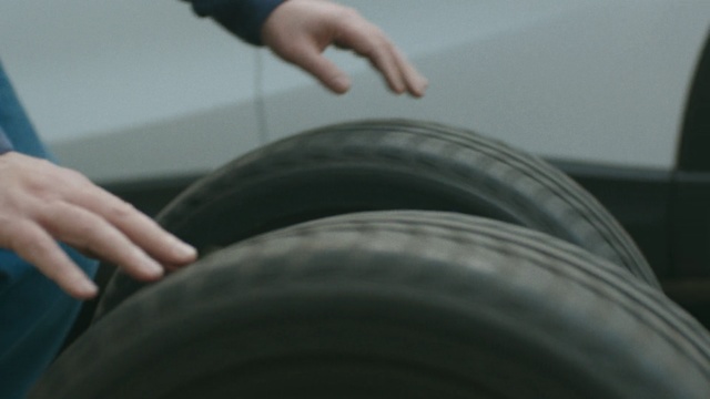 Video Reference N1: tire, automotive tire, wheel, automotive wheel system, auto part, synthetic rubber, tread, formula one tyres, natural rubber, rim
