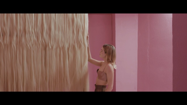 Video Reference N2: hair, pink, photograph, human hair color, girl, snapshot, blond, screenshot, wood, muscle