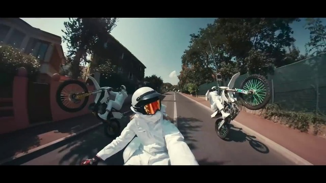 Video Reference N1: Vehicle, Mode of transport, Extreme sport, Stunt, Motorcycling, Stunt performer, Screenshot, Photography, Automotive wheel system, Wheel