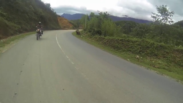 Video Reference N1: Road, Highland, Mountain pass, Asphalt, Mountainous landforms, Thoroughfare, Highway, Road surface, Infrastructure, Mountain range