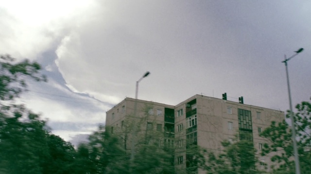 Video Reference N3: Sky, Green, Cloud, Tree, Architecture, Atmospheric phenomenon, Daytime, Urban area, Wall, Atmosphere