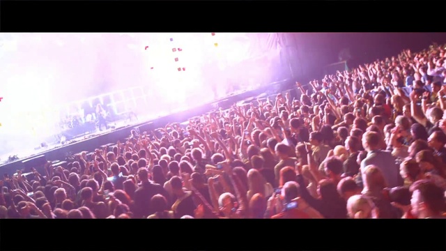 Video Reference N4: Crowd, Audience, People, Performance, Rock concert, Concert, Event, Public event, Purple, Stage