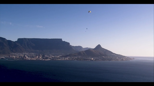 Video Reference N1: Sky, Sea, Horizon, Paragliding, Coast, Atmosphere, Mountain, Promontory, Air sports, Ocean