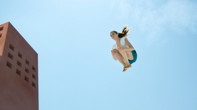 Video Reference N1: sky, cloud, daytime, jumping, vacation, fun
