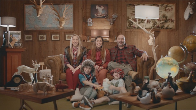 Video Reference N1: sofa, family, man, woman, children, girl, boy, room, home, fun, smile, Person