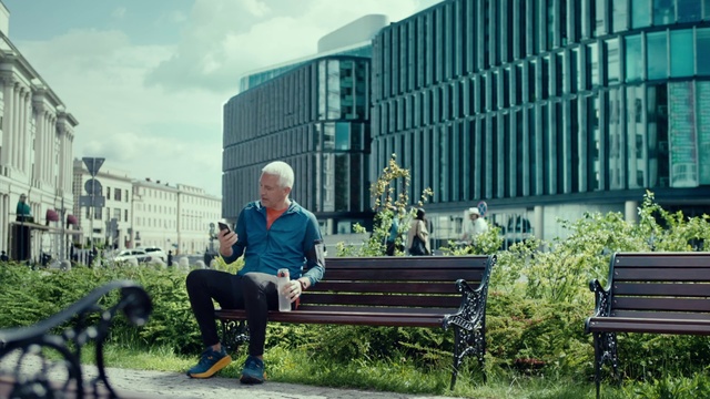 Video Reference N0: Bench, Sitting, Urban area, Furniture, Human settlement, City, Tree, Architecture, Grass, Leisure