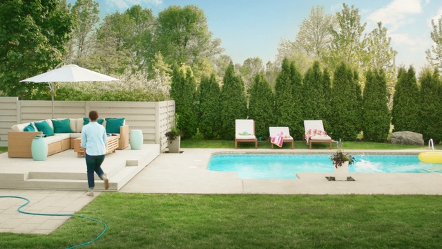 Video Reference N0: swimming pool, leisure, property, backyard, water, plant, grass, yard, estate, residential area, Person