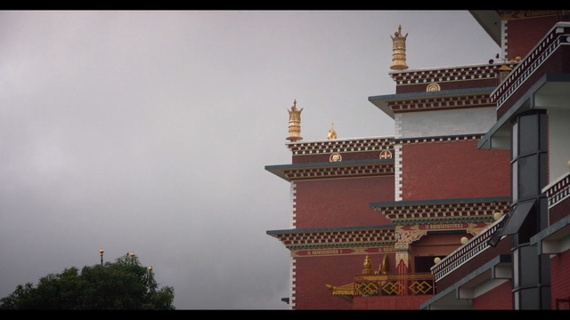 Video Reference N1: sky, chinese architecture, landmark, building, architecture, morning, roof, temple, temple, facade
