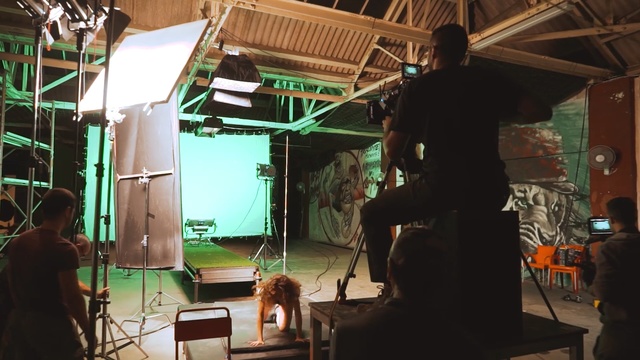 Video Reference N1: Stage, Film studio, Musician, Music venue, Performance, Sound stage, Studio, Machine, Building