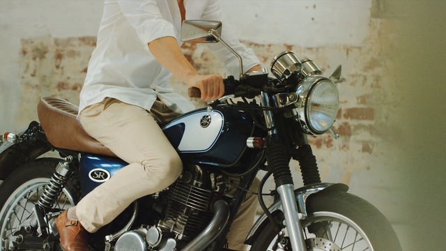 Video Reference N0: land vehicle, motorcycle, vehicle, motor vehicle, car, motorcycle accessories, Person