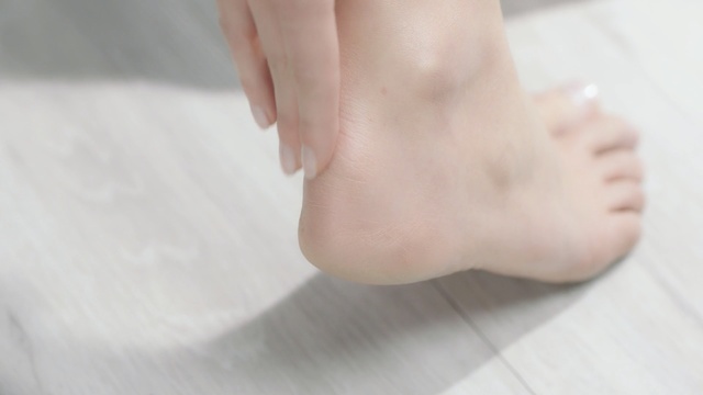 Video Reference N0: Leg, Skin, Foot, Toe, Joint, Sole, Barefoot, Hand, Human body, Close-up