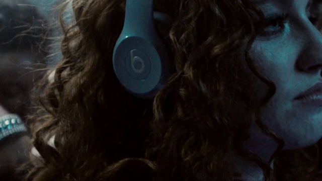 Video Reference N6: Hair, Face, Blue, Audio equipment, Beauty, Lip, Long hair, Brown, Hairstyle, Eye