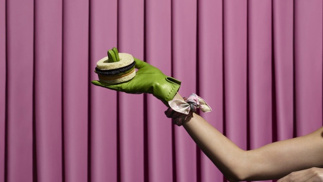 Video Reference N0: Green, Purple, Tree frog, Arm, Hand, Finger, Plant, Fictional character