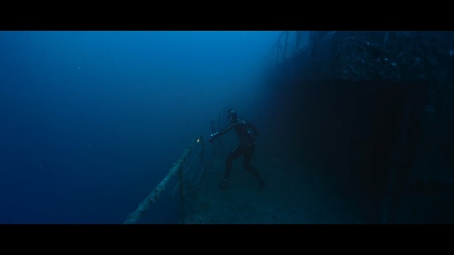 Video Reference N15: underwater diving, water, underwater, freediving, scuba diving, sea, divemaster, atmosphere, shipwreck, diving