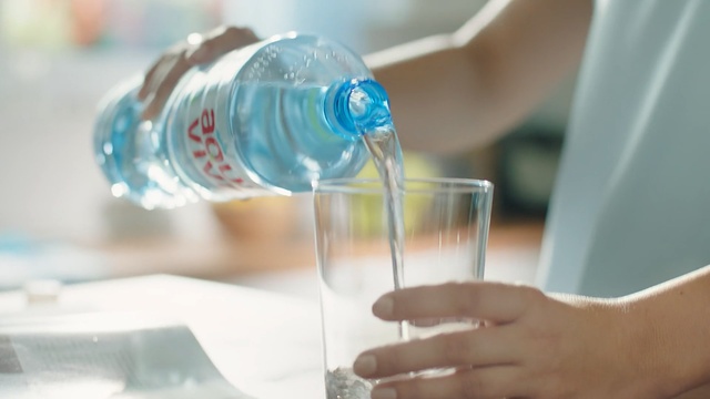 Video Reference N0: Water, Product, Drinking water, Plastic bottle, Drink, Water bottle, Hand, Fluid, Mineral water, Bottled water