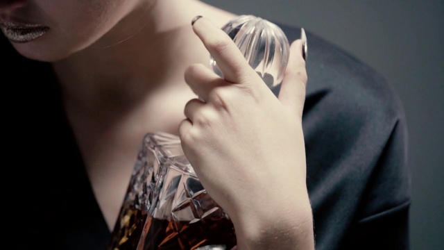 Video Reference N3: hand, finger, shoulder, neck, girl, arm, nail, jewellery, joint