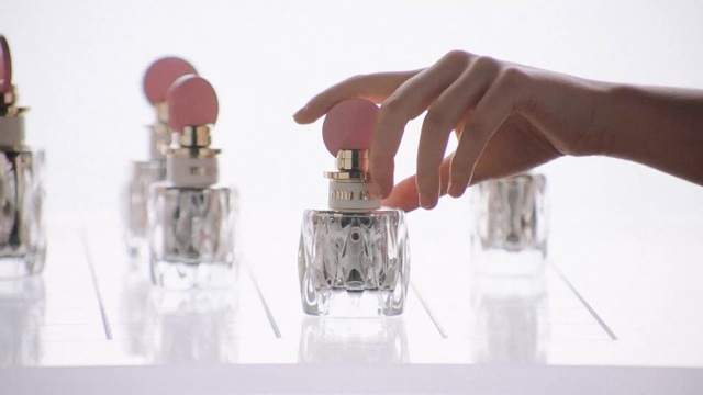 Video Reference N0: Product, Skin, Beauty, Purple, Pink, Hand, Finger, Perfume, Nail, Material property