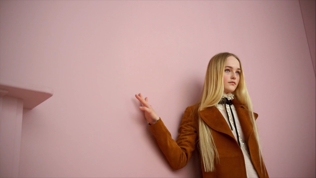 Video Reference N1: Hair, Long hair, Hairstyle, Blond, Standing, Wall, Outerwear, Photography, Brown hair, Portrait, Person
