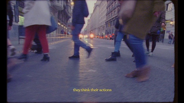 Video Reference N0: People, Pedestrian, Footwear, Snapshot, Jeans, Fun, Walking, Leg, Crowd, Interaction