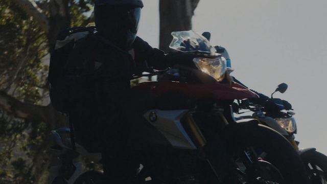 Video Reference N6: Motor vehicle, Motorcycle, Vehicle, Helmet, Personal protective equipment, Headlamp, Automotive lighting, Headgear, Motorcycling, Police