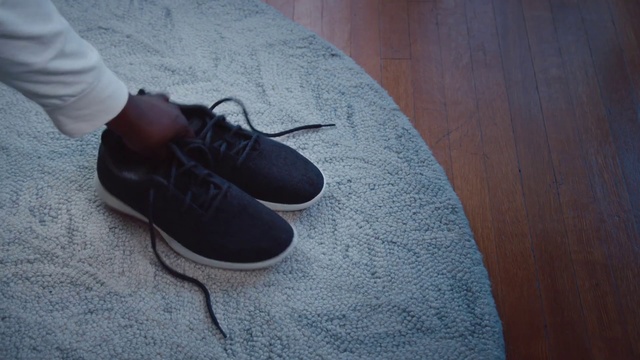 Video Reference N0: Footwear, Shoe, Black, Blue, Jeans, Floor, Leg, Oxford shoe, Flooring, Sneakers