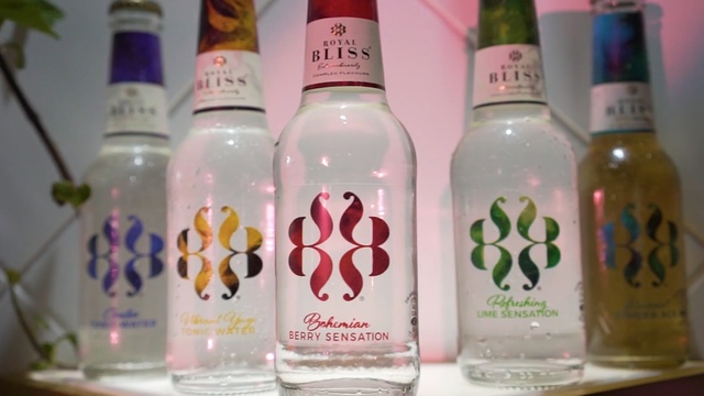 Video Reference N2: Bottle, Glass bottle, Product, Drink, Water, Plastic bottle, Liquid, Alcohol, Distilled beverage, Label