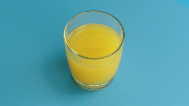 Video Reference N0: juice, glass, drink, beverage, cup, sour, liquid, cold, alcohol, refreshment, healthy