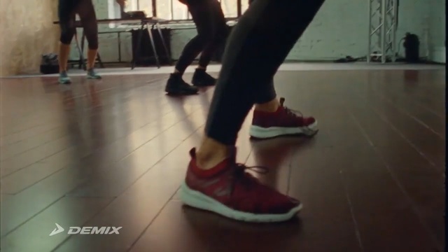 Video Reference N3: Footwear, Shoe, Leg, Human leg, Snapshot, Joint, Ankle, Thigh, Fun, Floor