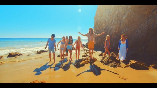 Video Reference N3: sea, vacation, tourism, sky, beach, sand, fun, leisure, ocean, rock, Person