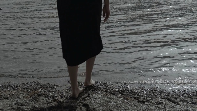 Video Reference N0: Water, Black, Human leg, Leg, Standing, Dress, Black-and-white, Footwear, Barefoot, Joint, Person